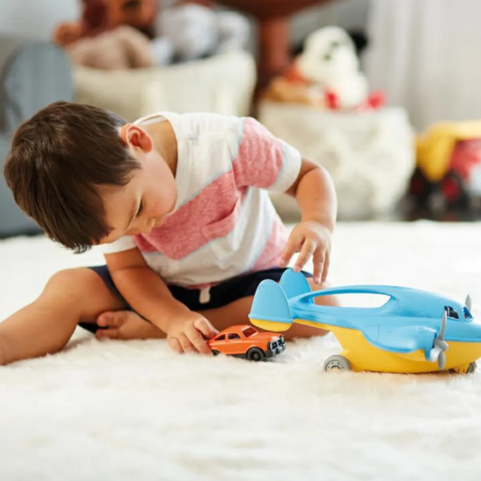 Avion cargo et mini voiture
