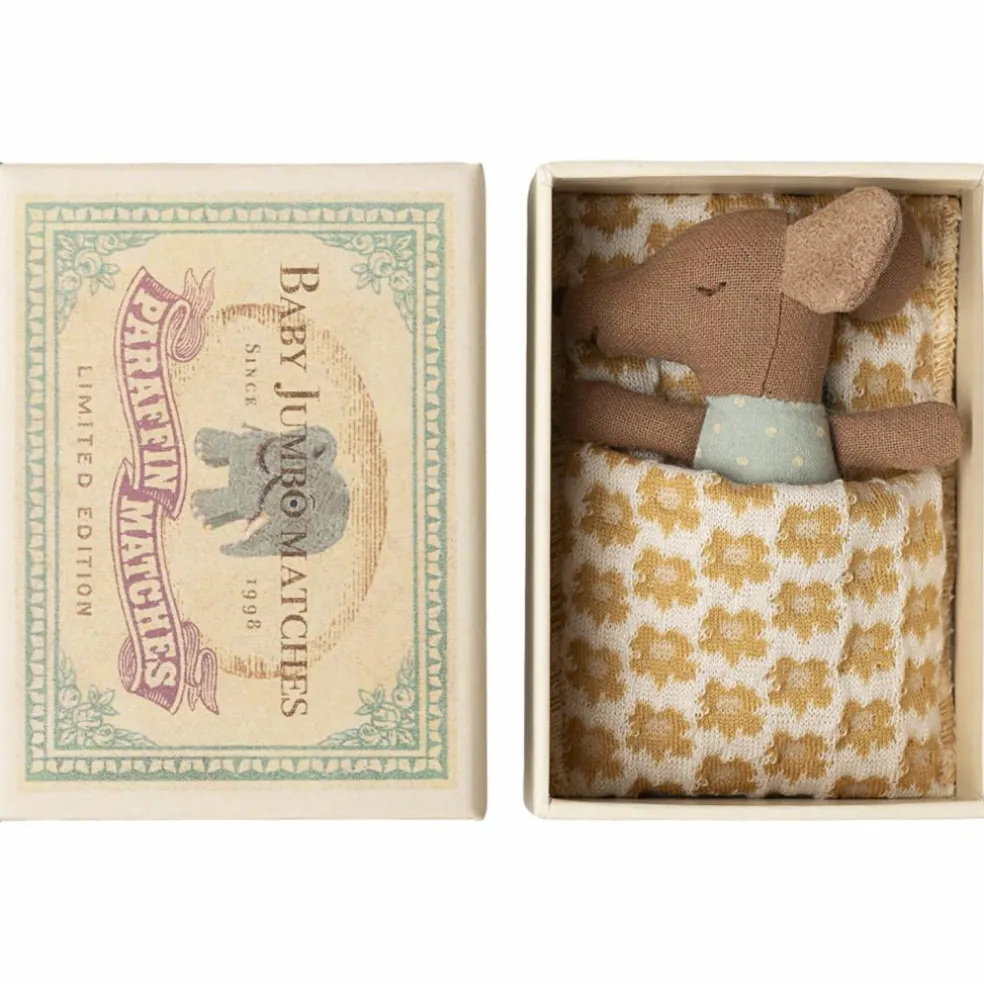 Bébé souris mi-endormie mi-éveillée dans une boîte d'allumettes Bleu