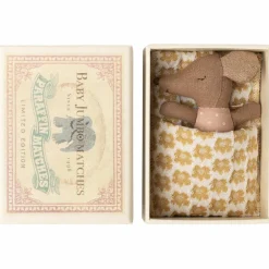 Bébé souris mi-endormie mi-éveillée dans une boîte d'allumettes Rose