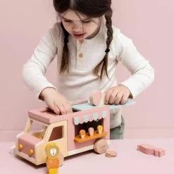 Camion de glaces en bois