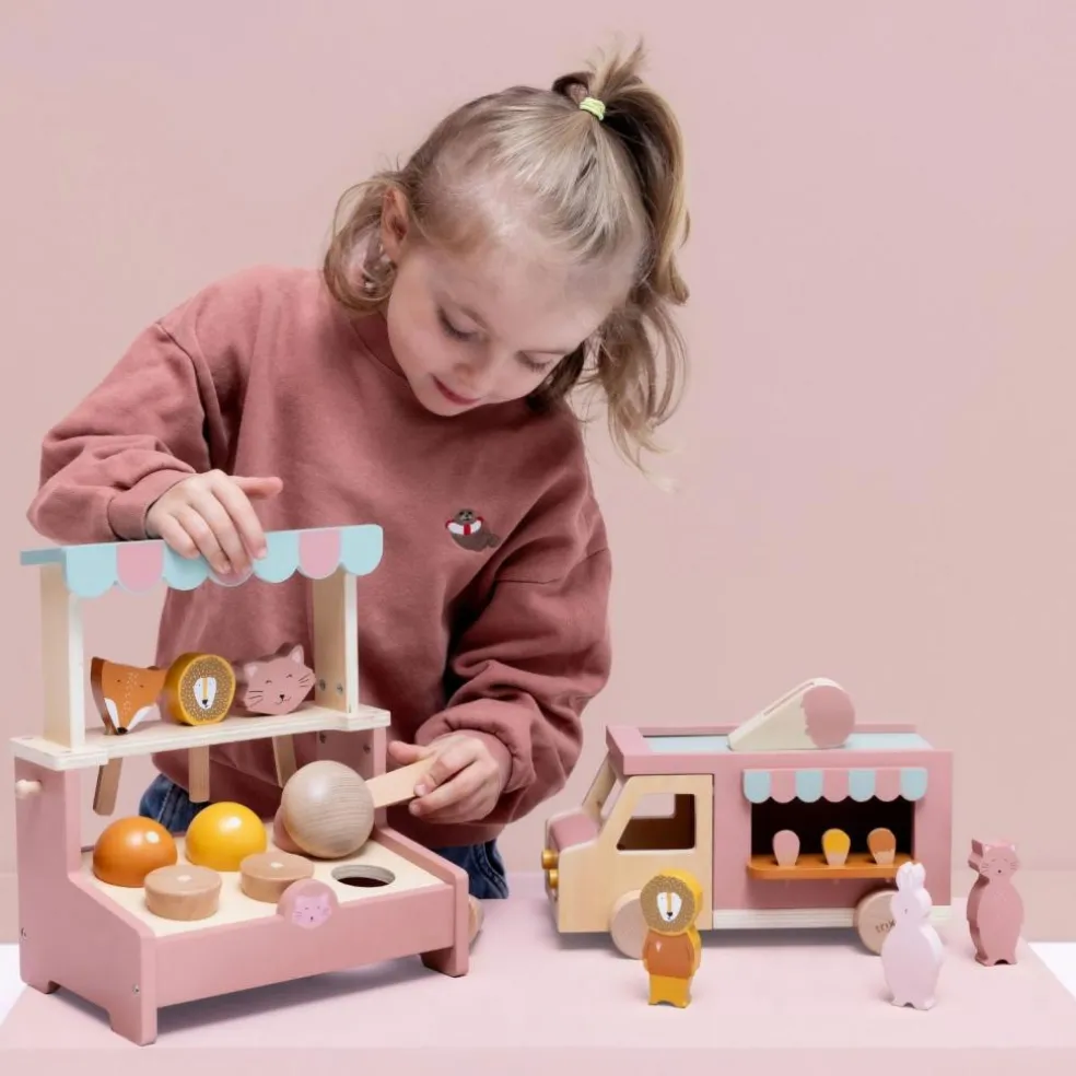 Camion de glaces en bois