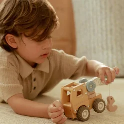 Camion grue en bois