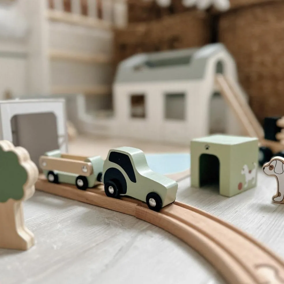 Circuit de train en bois ferme