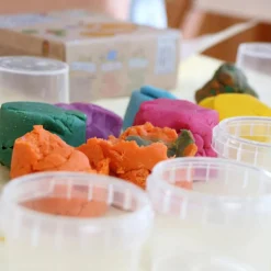 Coffret Suri 2 pots bleu + jaune pâte à modeler naturelle et vegan