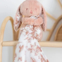 Doudou Augustin le lapin rose