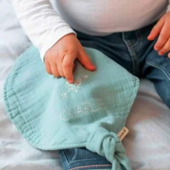 Doudou ballon Vert amande (personnalisable)