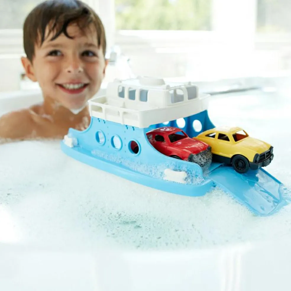 Ferry bleu et 2 petites voitures