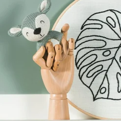 Hochet anneau de dentition biche en tricot vert cendre