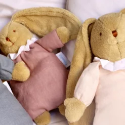 Hochet peluche lapin nid d'ange en coton bio vieux rose