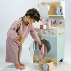 Machine à laver avec accessoires en bois