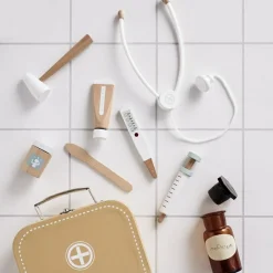 Mallette et accessoires de Docteur en bois