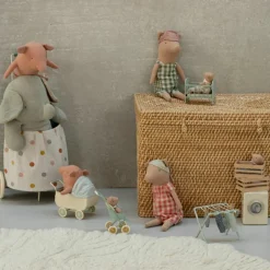 Peluche Bébé cochon fille et sa caisse