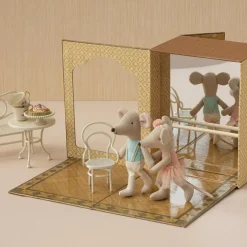 Studio de danse avec petite sœur et petit frère Souris